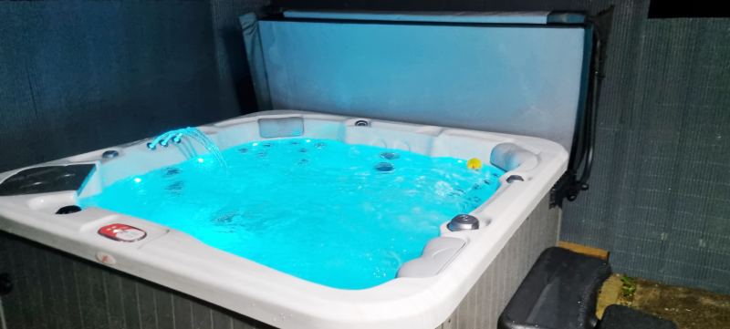 Marthys House - hot tub blue lights